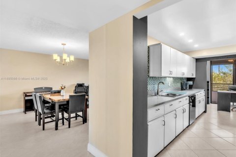 Condo in Hollywood, Florida, 2 bedrooms  № 1948107 - photo 23