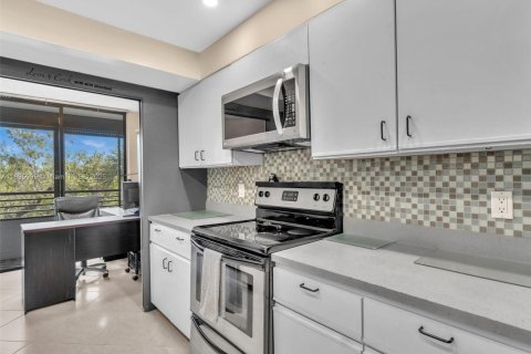 Condo in Hollywood, Florida, 2 bedrooms  № 1948107 - photo 8