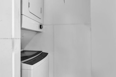 Condo in Hollywood, Florida, 2 bedrooms  № 1948107 - photo 27