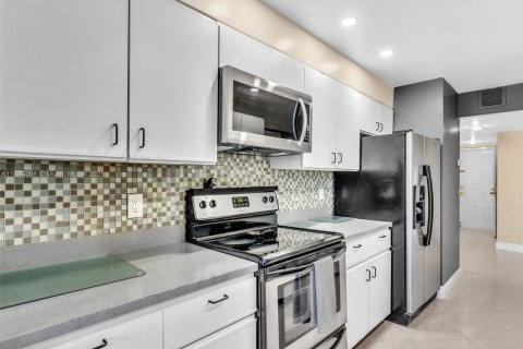 Condo in Hollywood, Florida, 2 bedrooms  № 1948107 - photo 5