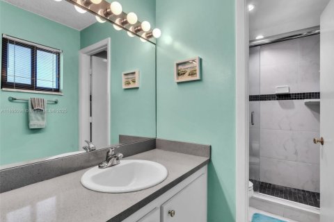 Condo in Hollywood, Florida, 2 bedrooms  № 1948107 - photo 21