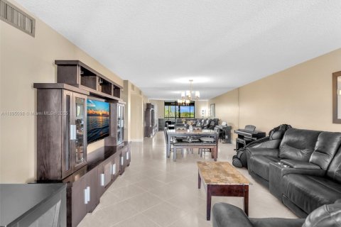 Condo in Hollywood, Florida, 2 bedrooms  № 1948107 - photo 14