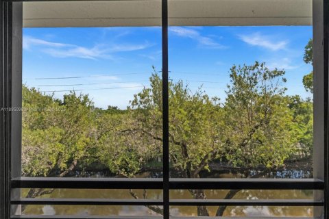 Condo in Hollywood, Florida, 2 bedrooms  № 1948107 - photo 13