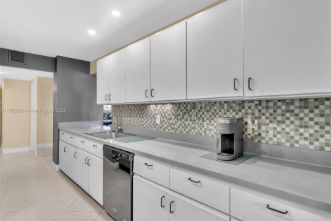 Condo in Hollywood, Florida, 2 bedrooms  № 1948107 - photo 6