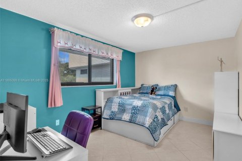 Condo in Hollywood, Florida, 2 bedrooms  № 1948107 - photo 19