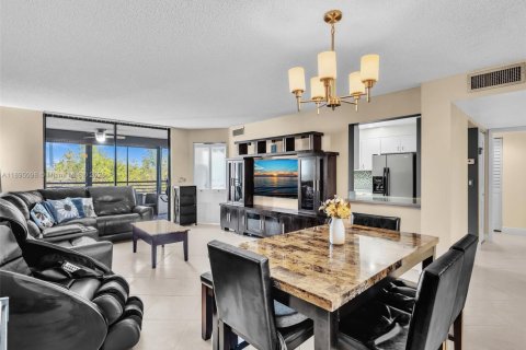 Condo in Hollywood, Florida, 2 bedrooms  № 1948107 - photo 4