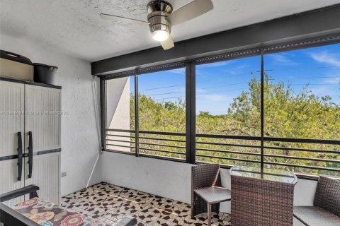 Condo in Hollywood, Florida, 2 bedrooms  № 1948107 - photo 25
