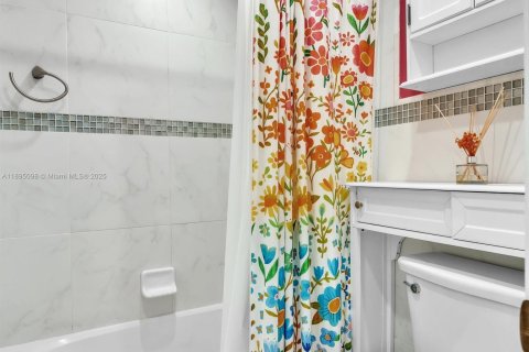 Condo in Hollywood, Florida, 2 bedrooms  № 1948107 - photo 18