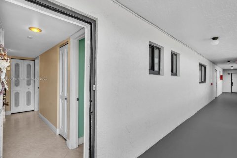 Condo in Hollywood, Florida, 2 bedrooms  № 1948107 - photo 28