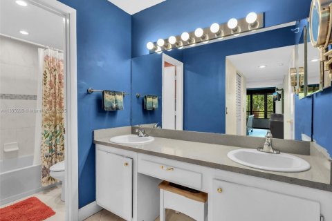 Condo in Hollywood, Florida, 2 bedrooms  № 1948107 - photo 17