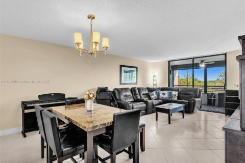 Condo in Hollywood, Florida, 2 bedrooms  № 1948107 - photo 24