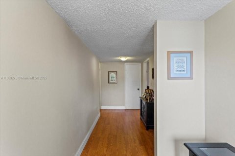 House in Miami, Florida 4 bedrooms, 217.67 sq.m. № 1888953 - photo 21
