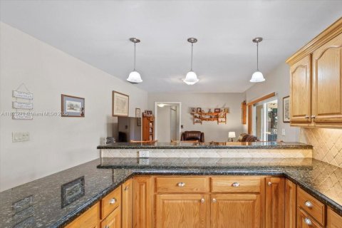 House in Miami, Florida 4 bedrooms, 217.67 sq.m. № 1888953 - photo 12