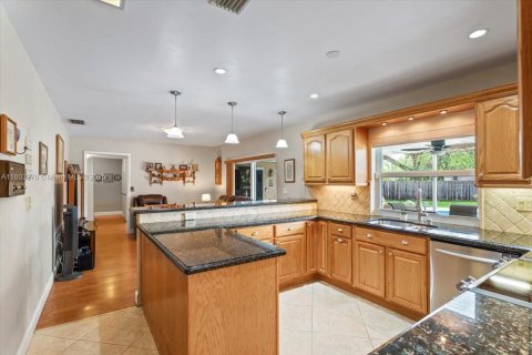 House in Miami, Florida 4 bedrooms, 217.67 sq.m. № 1888953 - photo 14