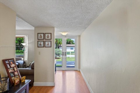 House in Miami, Florida 4 bedrooms, 217.67 sq.m. № 1888953 - photo 22
