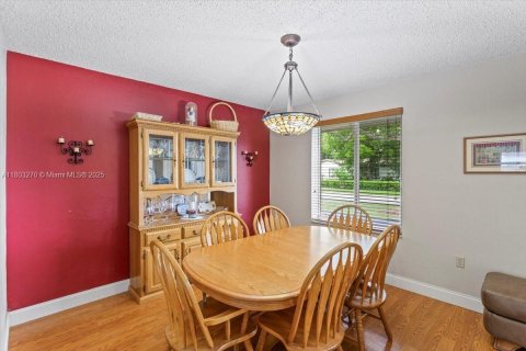 House in Miami, Florida 4 bedrooms, 217.67 sq.m. № 1888953 - photo 16