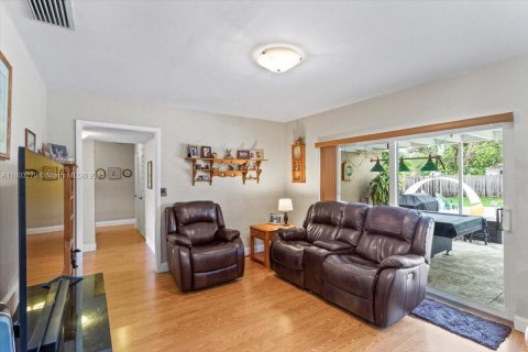 House in Miami, Florida 4 bedrooms, 217.67 sq.m. № 1888953 - photo 9