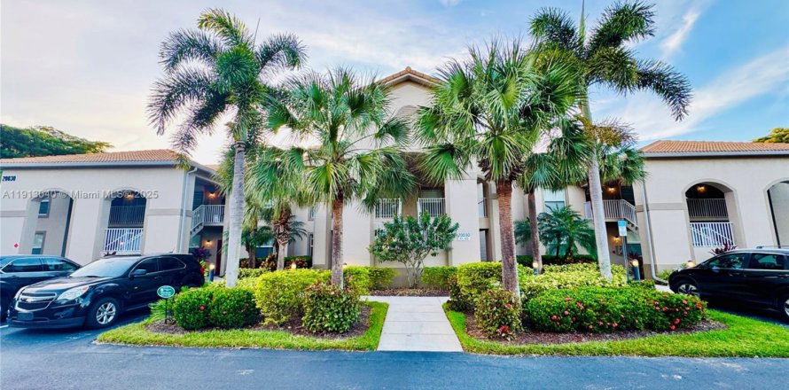 Кондоминиум с 2 спальнями в Истеро, Флорида № 1969811