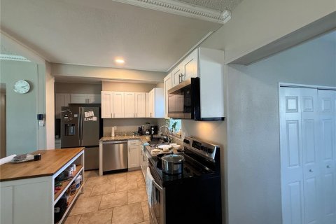 House in Lakeland, Florida 3 bedrooms, 122.07 sq.m. № 2131305 - photo 11