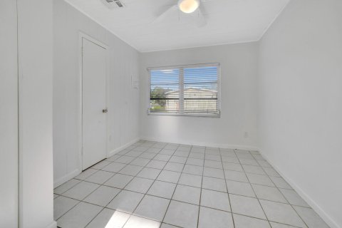 Commercial property in Stuart, Florida № 986996 - photo 1