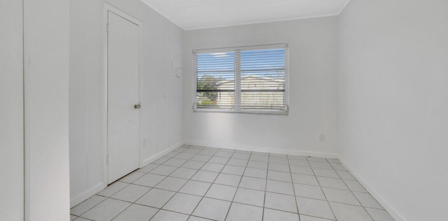 Commercial property in Stuart, Florida № 986996