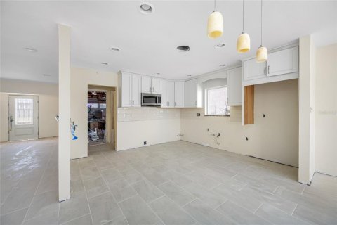 House in Treasure Island, Florida 3 bedrooms, 199.83 sq.m. № 1853638 - photo 12