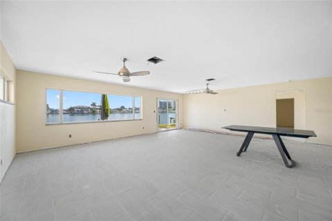 House in Treasure Island, Florida 3 bedrooms, 199.83 sq.m. № 1853638 - photo 11