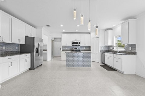 House in Port St. Lucie, Florida 4 bedrooms, 183.95 sq.m. № 2083267 - photo 6