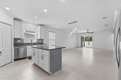 House in Port St. Lucie, Florida 4 bedrooms, 183.95 sq.m. № 2083267 - photo 13