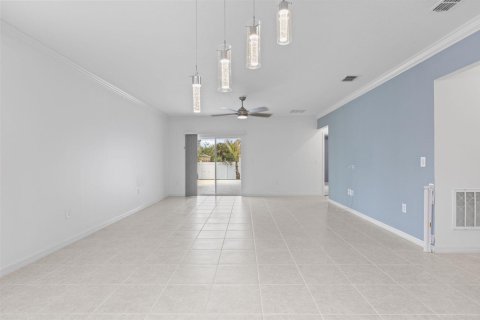 House in Port St. Lucie, Florida 4 bedrooms, 183.95 sq.m. № 2083267 - photo 19