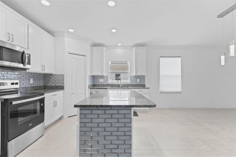 House in Port St. Lucie, Florida 4 bedrooms, 183.95 sq.m. № 2083267 - photo 11