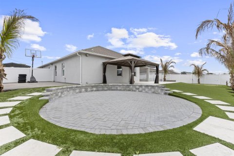 House in Port St. Lucie, Florida 4 bedrooms, 183.95 sq.m. № 2083267 - photo 3