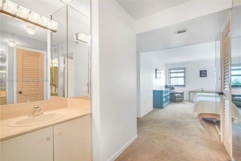 Condo in Hollywood, Florida, 2 bedrooms  № 1823418 - photo 22