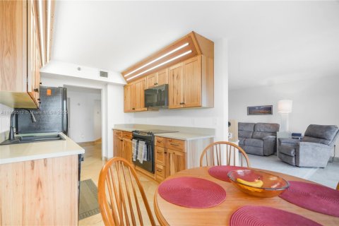 Condo in Hollywood, Florida, 2 bedrooms  № 1823418 - photo 13