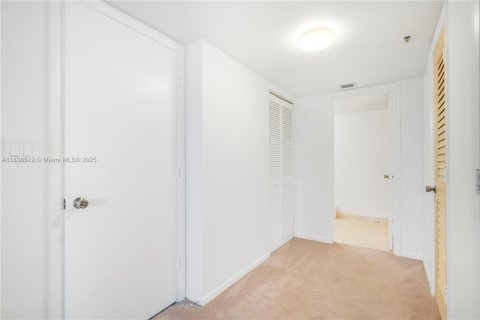 Condo in Hollywood, Florida, 2 bedrooms  № 1823418 - photo 17