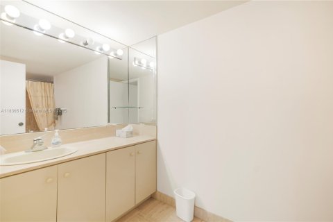 Condo in Hollywood, Florida, 2 bedrooms  № 1823418 - photo 18