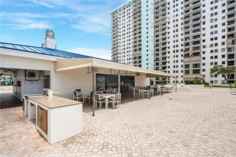 Condo in Hollywood, Florida, 2 bedrooms  № 1823418 - photo 25