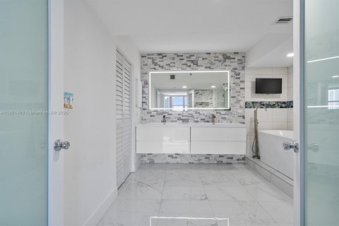 Condo in Aventura, Florida, 1 bedroom  № 1783947 - photo 15
