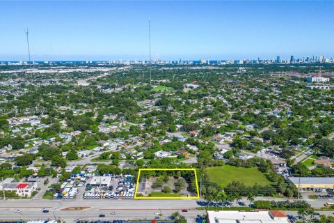 Commercial property in West Park, Florida № 1763840 - photo 1
