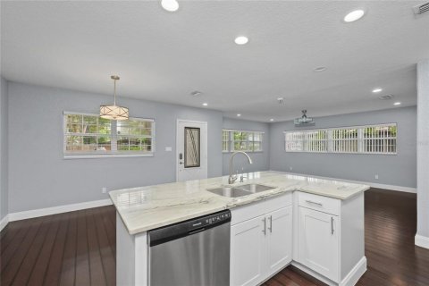 Villa ou maison à vendre à Tampa, Floride: 4 chambres, 178 m2 № 2204176 - photo 11
