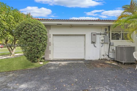 Villa ou maison à vendre à Miami, Floride: 6 chambres, 459.59 m2 № 1766481 - photo 25