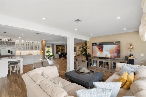 Villa ou maison à vendre à Miami, Floride: 6 chambres, 459.59 m2 № 1766481 - photo 8