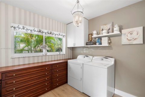 Villa ou maison à vendre à Miami, Floride: 6 chambres, 459.59 m2 № 1766481 - photo 23