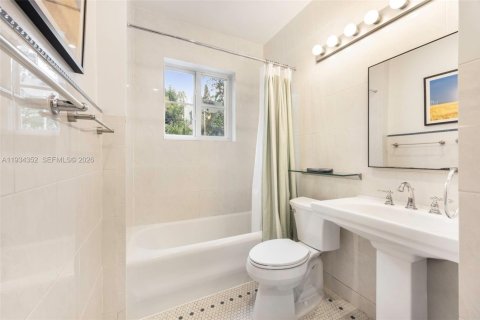 Casa en venta en Miami, Florida, 3 dormitorios, 190.45 m2 № 1996045 - foto 20