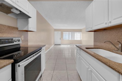 Condo in Coral Springs, Florida, 2 bedrooms  № 2068671 - photo 19