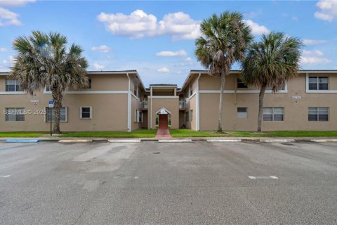 Condo in Coral Springs, Florida, 2 bedrooms  № 2068671 - photo 9