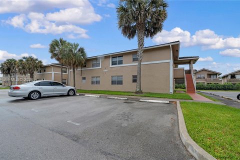 Condo in Coral Springs, Florida, 2 bedrooms  № 2068671 - photo 8