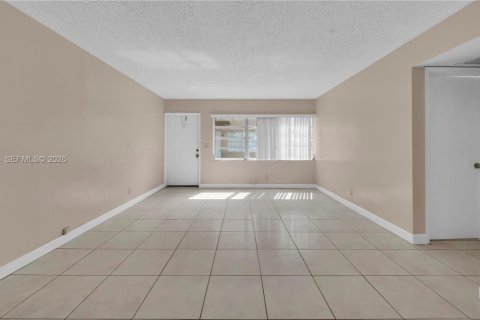 Condo in Coral Springs, Florida, 2 bedrooms  № 2068671 - photo 13