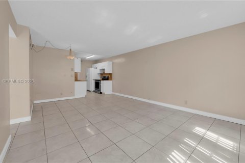 Condo in Coral Springs, Florida, 2 bedrooms  № 2068671 - photo 12