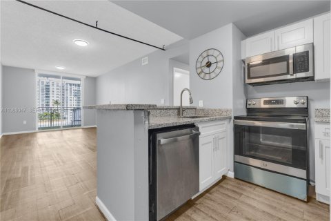 Condominio en alquiler en Miami, Florida, 1 dormitorio, 59.46 m2 № 2052340 - foto 3